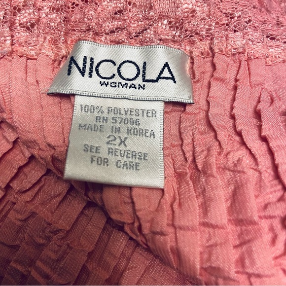 Nicola Women’s Plus Size 2x Pink Lace and Crinkle Sleeveless Blouse. - Picture 3 of 4